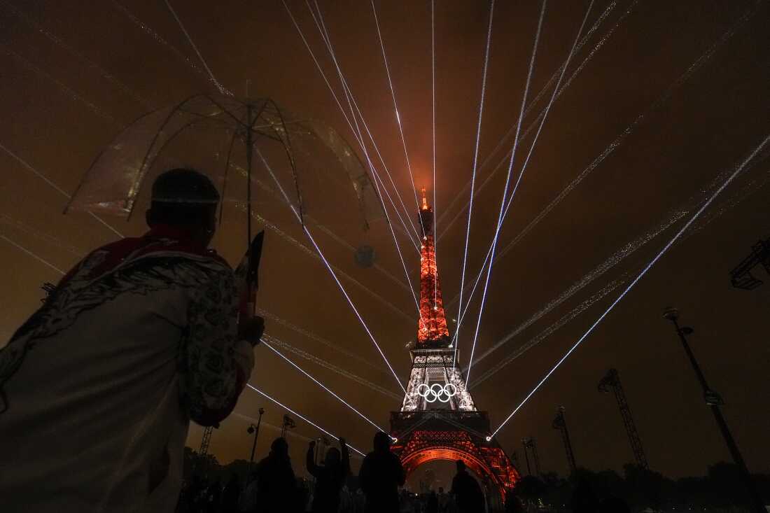 سيتم عرض عرض ضوئي على برج إيفل خلال حفل افتتاح دورة الألعاب الأولمبية الصيفية 2024، الجمعة.